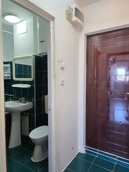 1 Decembrie 1918, garsoniera prox. metrou, bloc anvelopat,