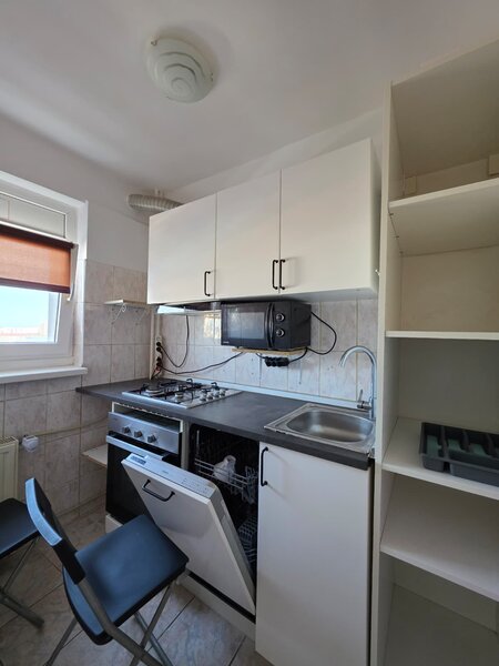 1 Decembrie 1918, garsoniera prox. metrou, bloc anvelopat,